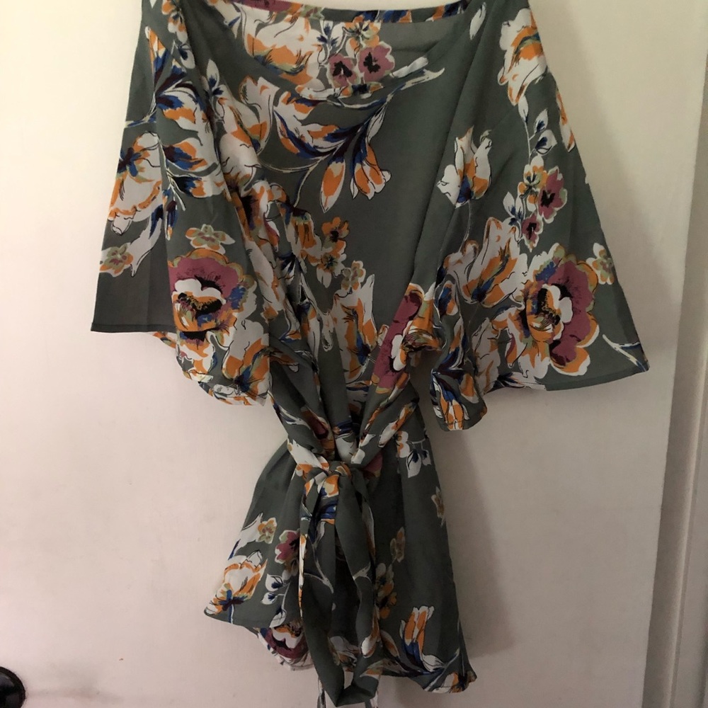 Gray floral top with or without belt